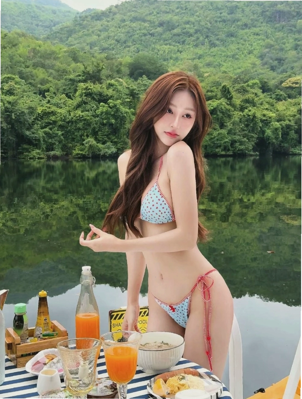 Gái xinh mang bikini cười đùa cùng sóng biển lãng mạn