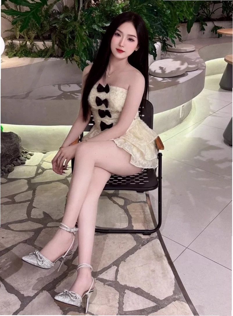 Gái xinh tạo dáng sành điệu với váy ngắn bên đường phố