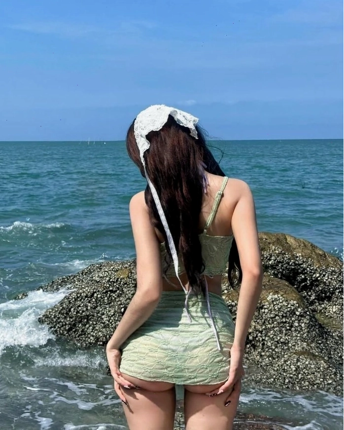 Gái xinh tóc dài đeo kính tạo phong cách sành điệu