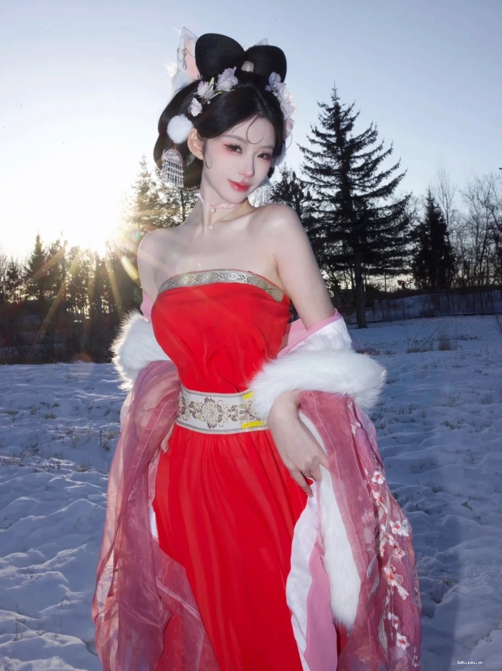 Gái xinh Trung Quốc cosplay mỹ nhân cổ trang với váy lụa thướt tha