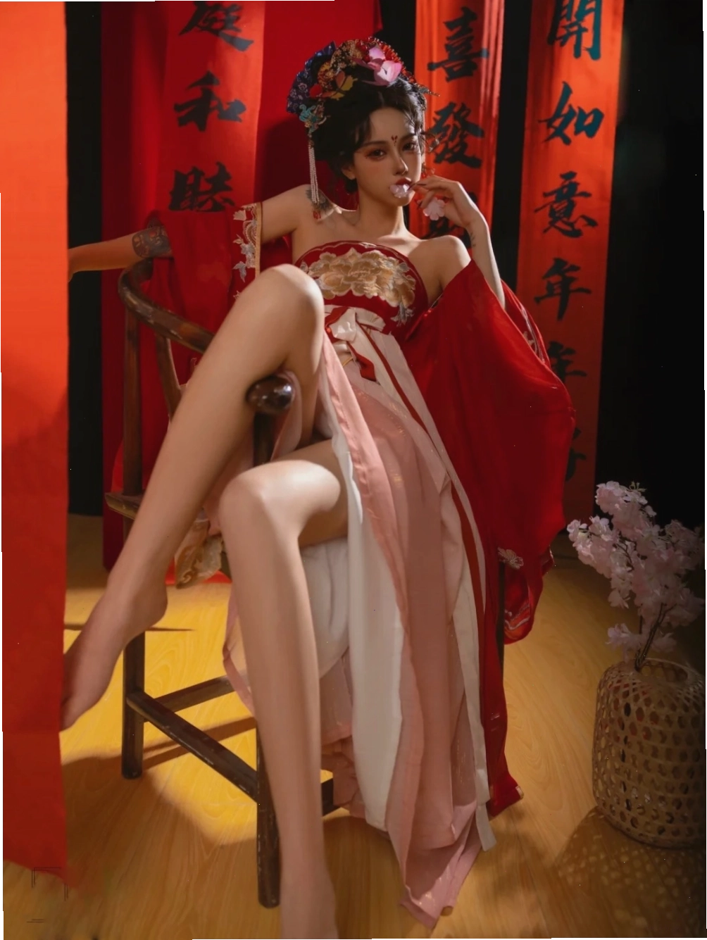 Gái xinh Trung Quốc cosplay ngoại cảnh với trang phục ấn tượng