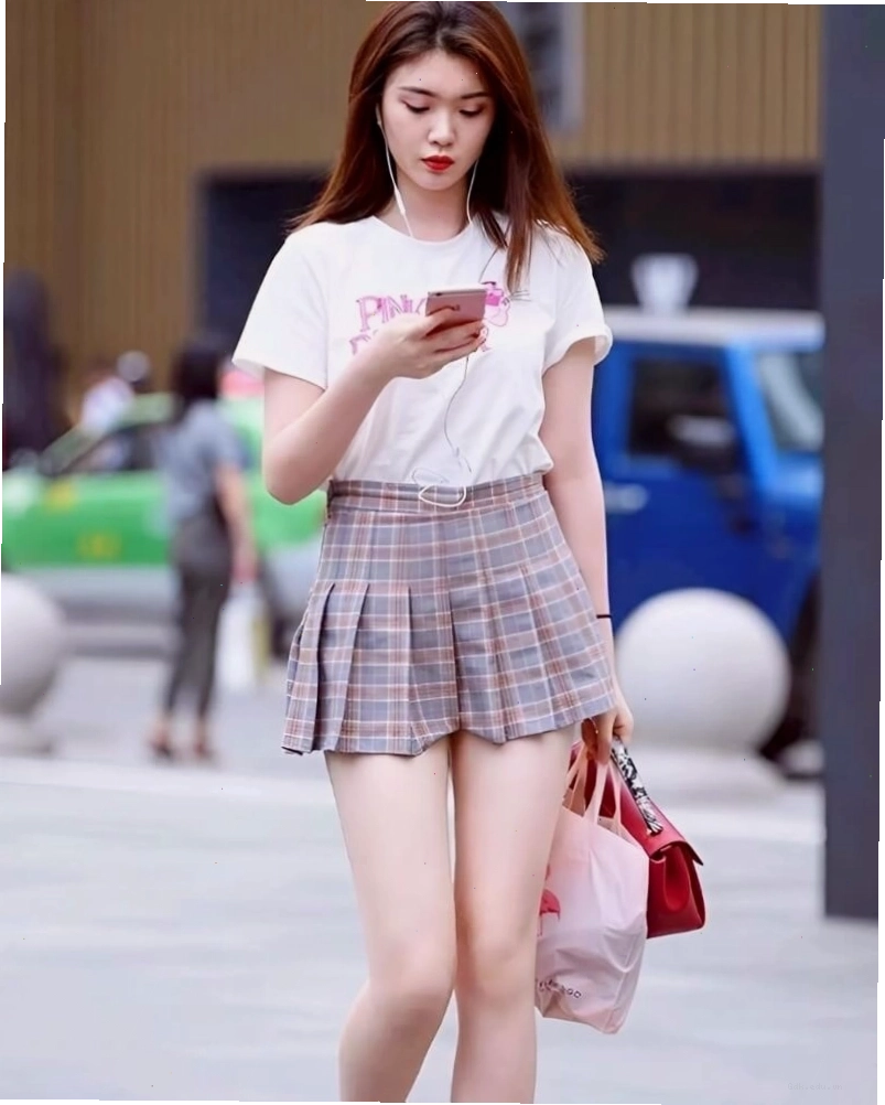 Gái xinh Trung Quốc mặc váy ngắn khoe dáng