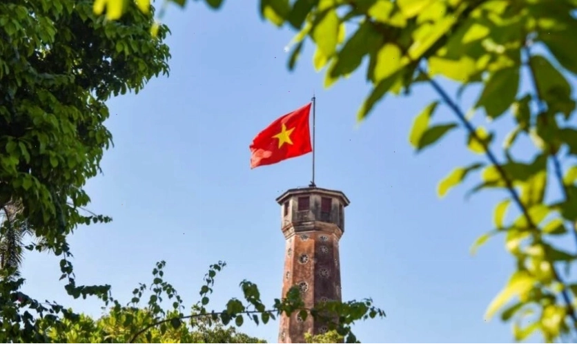 Hình nền lá cờ Việt Nam đỏ thắm trên nền trời xanh