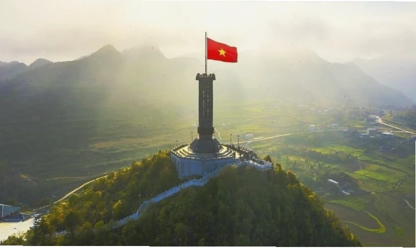 Hình nền lá cờ Việt Nam với cảnh đẹp đất nước
