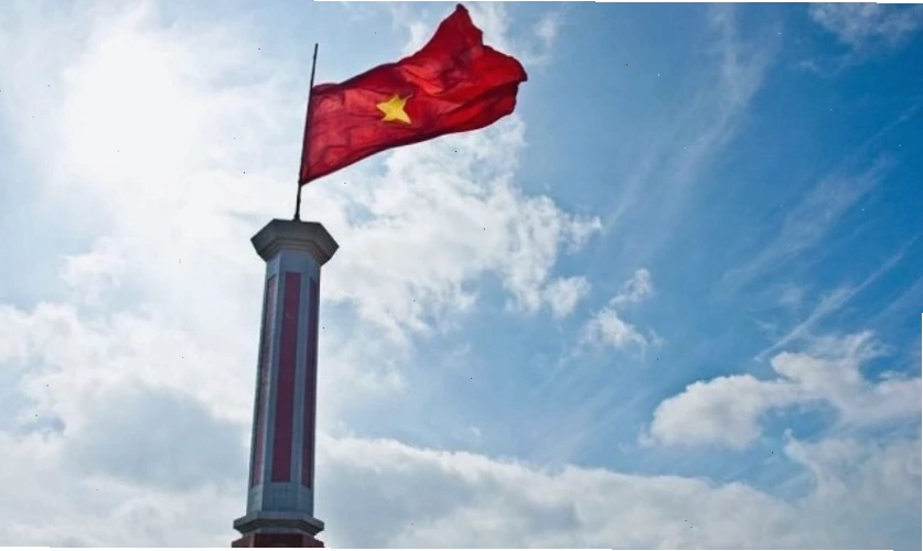 Hình nền lá cờ Việt Nam với nền trời xanh bao la