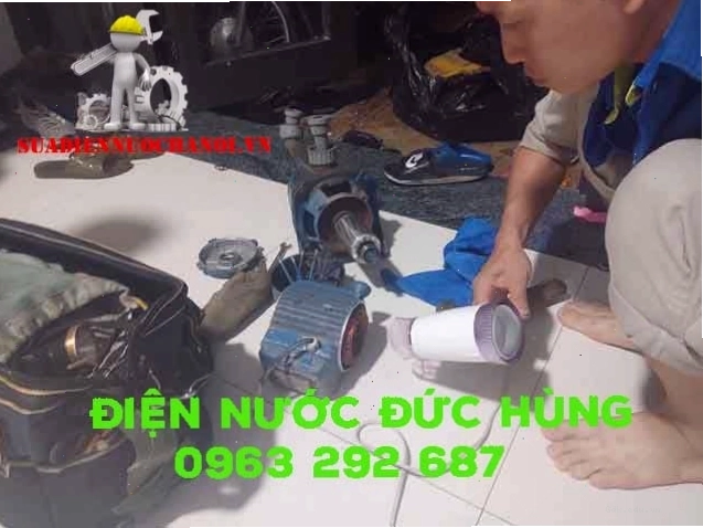 Kỹ thuật viên đang thực hiện thay thế linh kiện cho máy bơm nước