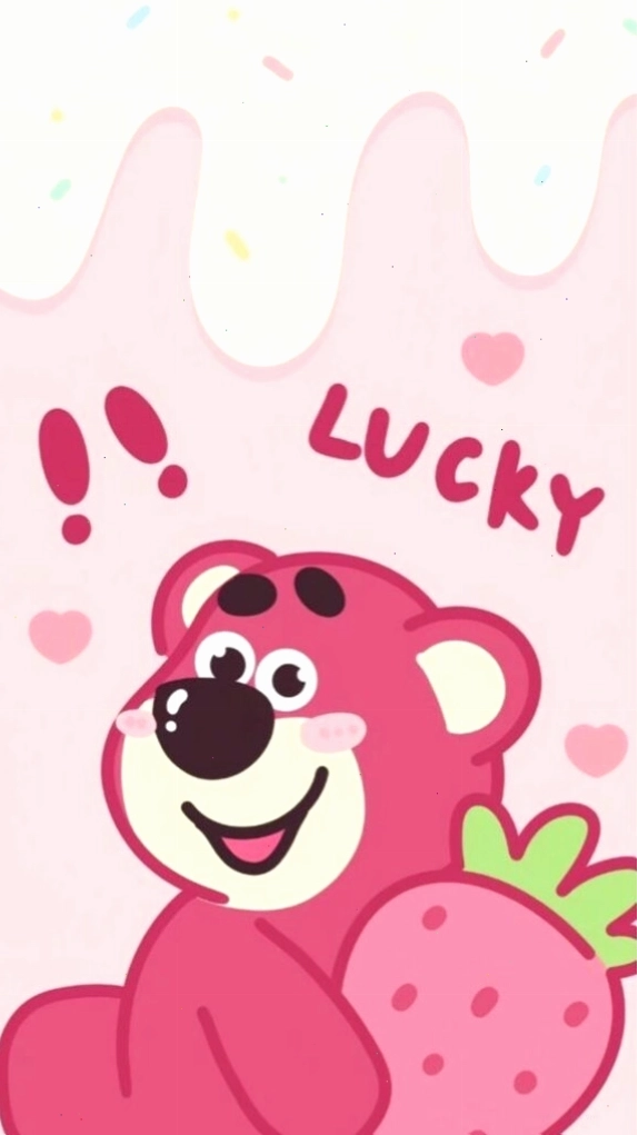 Lotso cười tươi cầm dâu may mắn