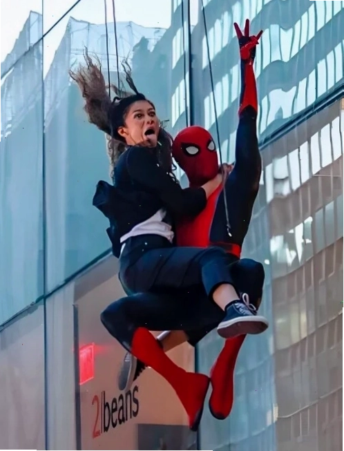 Meme Spider Man đang cứu người
