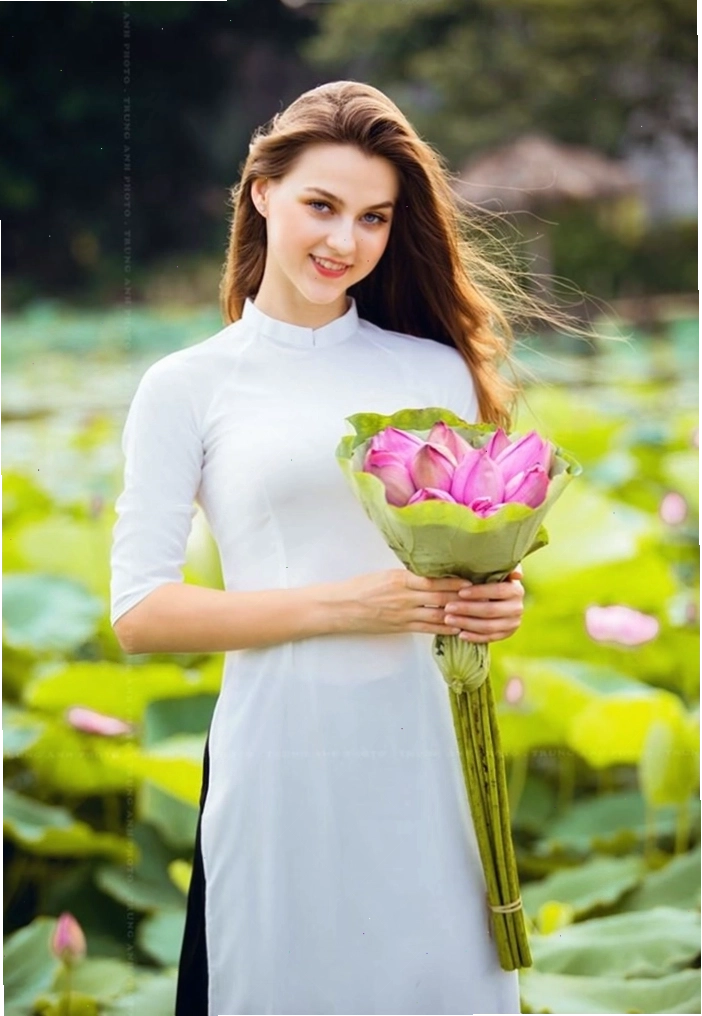 Người nước ngoài mặc áo dài mang nét đẹp giao thoa văn hóa