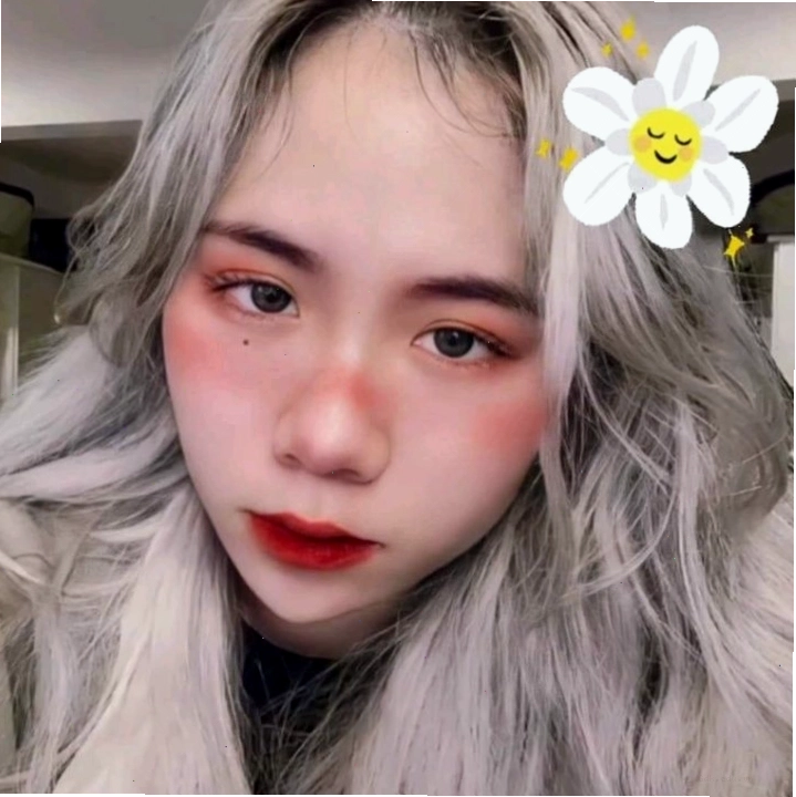 Nữ thần anime với trang phục lộng lẫy