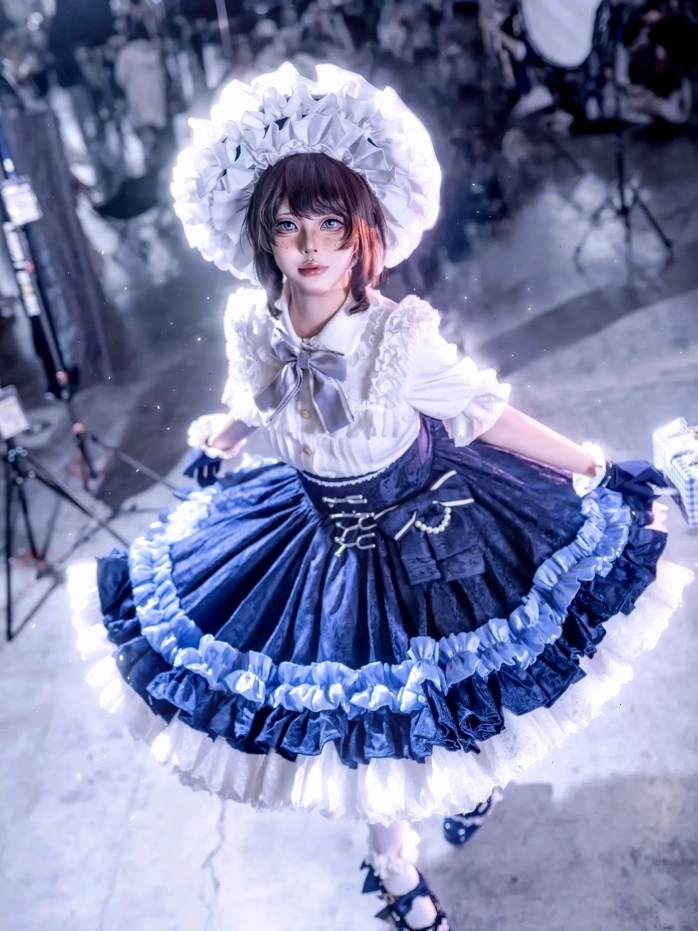 Tác phẩm cosplay anime nữ nghệ thuật với hiệu ứng ánh sáng ấn tượng