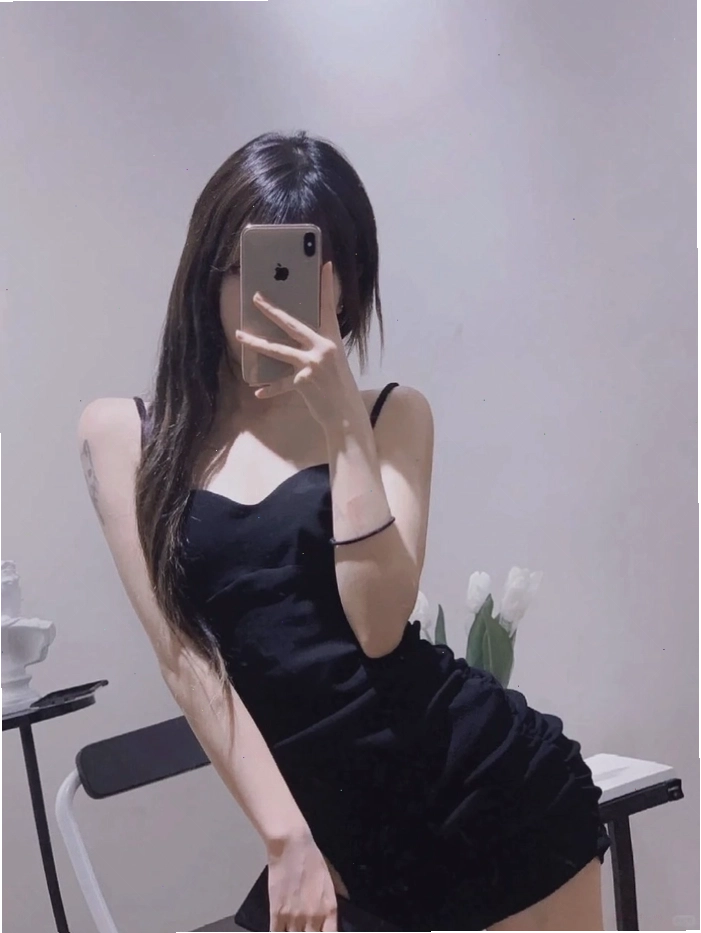 Vẻ đẹp bí ẩn của cô gái khi sử dụng điện thoại che mặt
