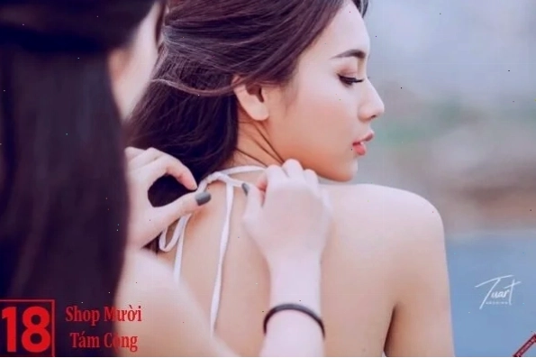 Vẻ đẹp gợi cảm của cô gái trong bộ bikini trắng mỏng manh