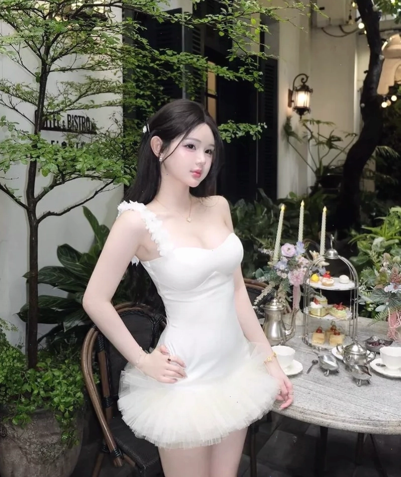 Vẻ đẹp thanh lịch của cô gái trong trang phục váy ngắn
