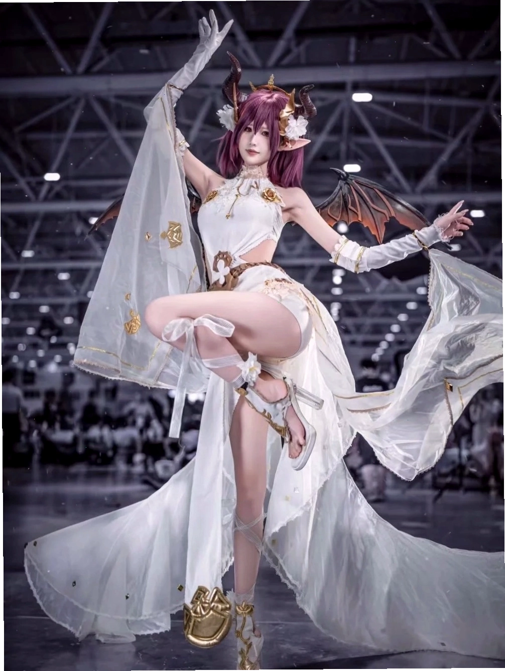 Vẻ đẹp tự nhiên của cosplayer dưới ánh sáng ban ngày